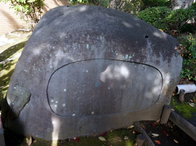 石碑があり、有朋がこの別邸を詠んだ歌が刻まれています。<br /><br />　打いたす　相模の海を池にして　あふぐ箱根は　庭の築山　　　有朋<br /><br />　谷水は　庭を巡りて城山の　麓の松は　まかきなりけり<br />　<br />　のどかにも　畝の麦まく小田原の　畑のあぜ道　梅の早咲<br />