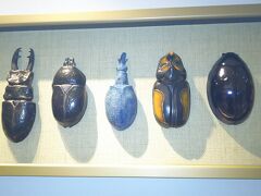 そしてお次はＤＦＳに到着〜
帰りに空港で寄らなくて良い様に
化粧品をお買い上げ〜
あーー買い物楽しい〜
トイレに続く廊下のカブトムシ達をパシャ☆