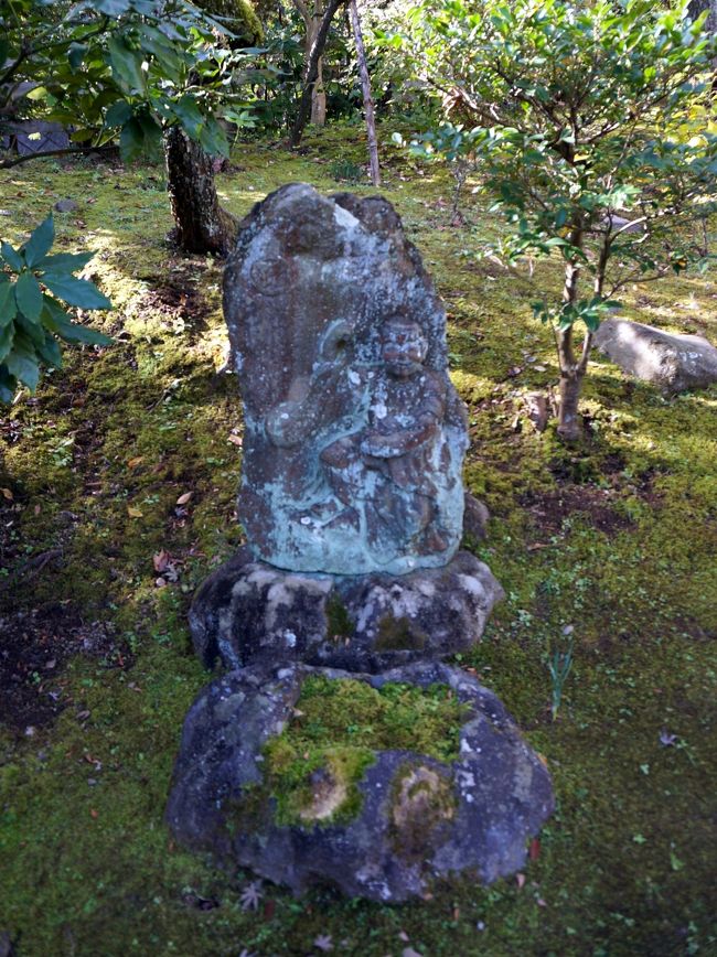 庭には平安時代の石造物が置かれています。