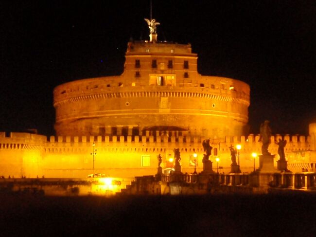 これは前夜に見たサンタンジェロ城のライトアップ。