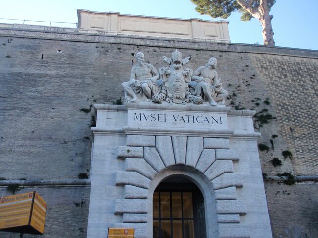 バチカン博物館入口。<br />出口の上部には、ミケランジェロとラファエロの彫刻があります。