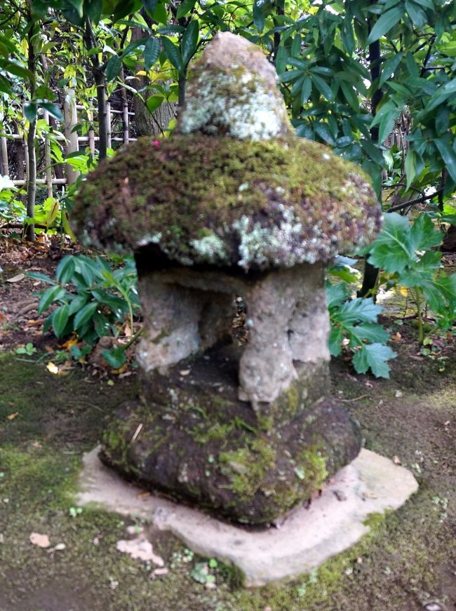 下の庭に於かれた平安時代の石造物。