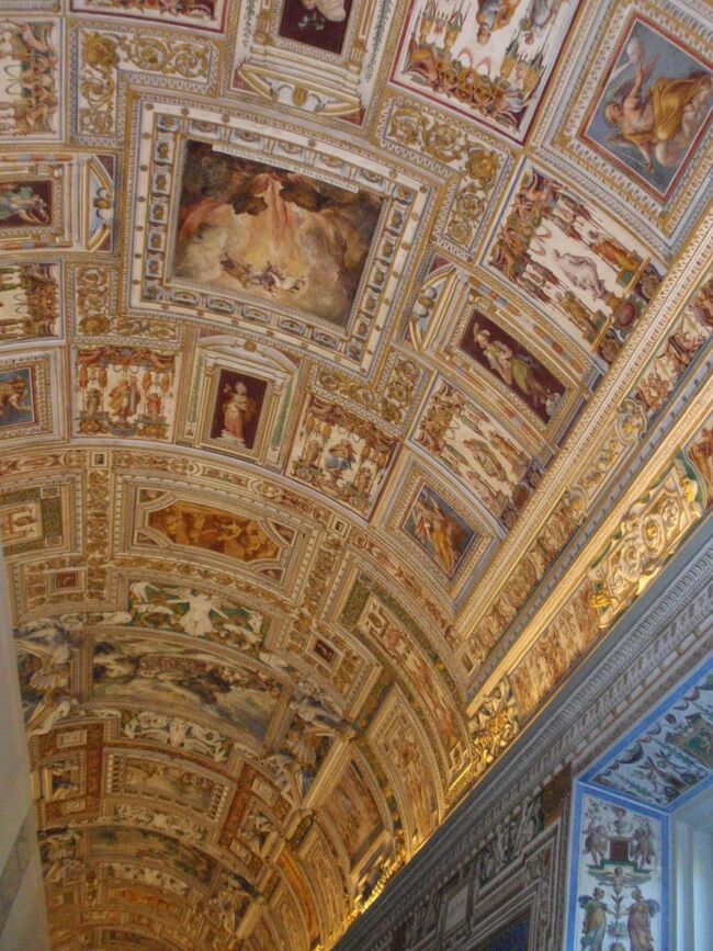 天井もびっしり絵画だらけです。こちら地図のギャラリーです