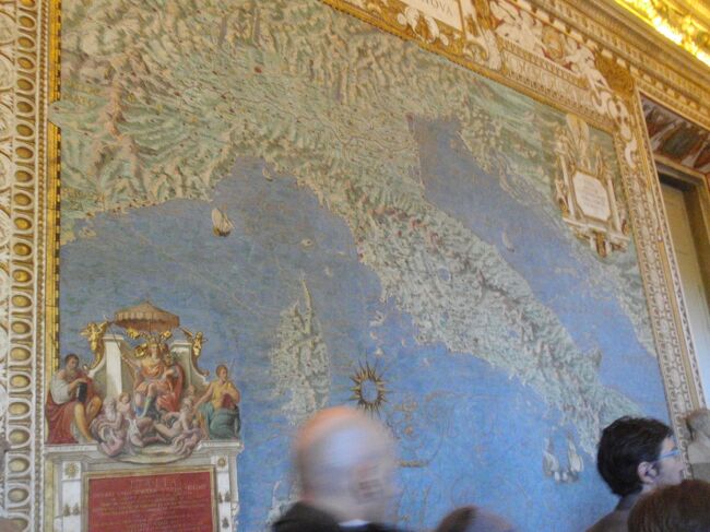 古代イタリア全土の地図。<br />イタリア各地と教会領地の地図40点が、両壁にずらりと描かれています。これは16世紀に教皇グレゴリウス13世が、120mもの壁面に描かせたフレスコ画。当時からこんなにも正確な地形を把握していた。
