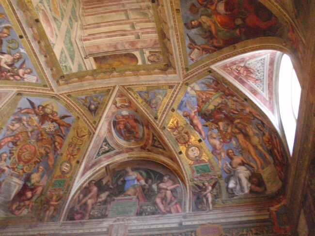 ここは、ラファエロの間です。ラファエロのフレスコ壁画が全面に描かれています。