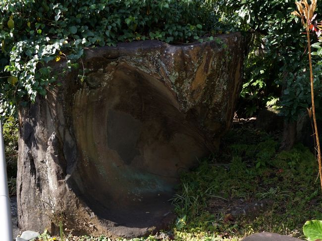 　庭の一角に当時の庭石、釣り鐘石が置かれていました。<br />当時を偲ぶものはこの石とこの石を称えて詠んだ田中光顕の歌碑が有るのみです。<br />