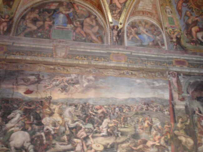 コンスタンティヌスの間。＜ミルヴィオ橋の戦い＞<br />＊コンスタンティヌス帝の生涯がテーマとなっている部屋です。壁の四面には「コンスタンティヌス帝の洗礼」「ミルヴィオ橋の戦い」「十字架の出現」「コンスタンティヌスの寄進」がそれぞれ描かれています。