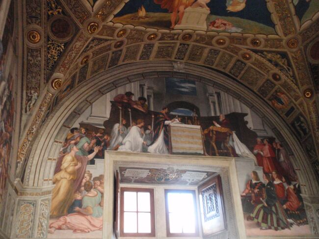 ラファエロ1512　「ボルセーナのミサ」　<br />ヘリオドスの間。1263年ボルセ―ナで起こった奇跡の場面を描いた。
