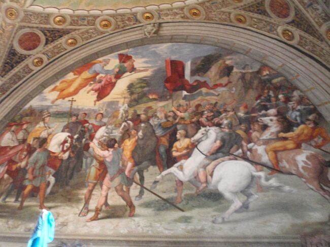 ラファエロ1514　「教皇レオとアッティラの会談」ラファエロの間<br />「大教皇レオとアッティラの会談」は、レオ1世とフン族の王アッティラの停戦交渉を描いている。また聖ペテロと聖パウロも上空に剣を持った姿で描かれている。