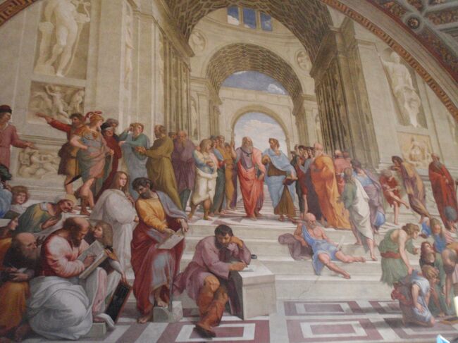署名の間。＜アテネの学堂＞<br />壁画は幅が約7.7mもある巨大なものだが、ラファエッロは破綻なくこの大画面をまとめあげる構成力も群を抜いている上、描くスピードも超人的で、この壁画をほとんど描き直しなく、わずか1年で仕上げたといわれている。