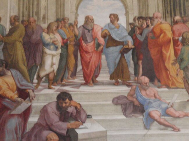 ＊アテネの学堂は、ソクラテスやプラトン、アリストテレスなど古代の科学者や人文学者が一堂に会する学問の理想郷を描いた作品。古代ギリシャの哲学者に当時のルネサンスを代表する画家や建築家の肖像画を重ね合わせ描いている。<br />＊赤のレオナルド・ダ・ヴィンチの格好をしたプラトンが両手を使って、アリストテレスの格好をしたミケランジェロに議論してる所。プラトンは天井にあるイデアを指差し、アリストテレスは、手のひらを下に向けて、地上での実践こそ重んじること示す。<br />手前左で肱をついて瞑想しているのがミケランジェロをモデルにしたヘラクレイトス。<br />＊中央で左に天を示しているのがプラトン。その右にいるのがアリストテレス、プラトンの右にいる茶色い服を着て必死に弁論を行っているのがソクラテス。<br />