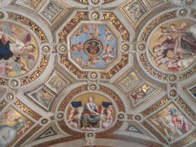 ヴァチカンのラファエロ、【署名の間の天井装飾】<br />＊「署名の間」の天井には「神学・哲学・詩学・法学」の擬人像が描かれており、４つの壁画はそれぞれの擬人像と対応するよう設計されています。<br />＊「聖体の論議」は神学を表し、天上界と地上界が分けられた世界で神学者による聖体の議論が進められていきます。<br />＊「アテネの学堂」は哲学を表し、古代の哲学者が議論する様子が描かれています。<br />＊「パルナッソス」は詩学を表し、アポロンとミューズによる詩作が行われています。<br />＊最後の「正義の壁」は法学（正義）を表し、描かれた女性の擬人像はそれぞれ「剛毅・賢明・節制」を象徴し、天井に描かれた「法学（正義）」と共に四枢要徳が完成します。<br /><br />続いて、ラファエロの間のフレスコ画が続きます。