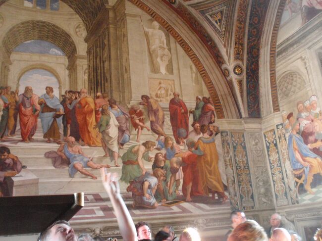 ラファエロ1509　「アテナイの学堂」　ラファエロの間<br />中央下でコンパスで円を描いているのがユークリッド、その右に立ち、右手に地球儀を持っているのがゾロアスターです。<br />＊後方上部の彫刻は、知恵をつかさどるミネルバ。