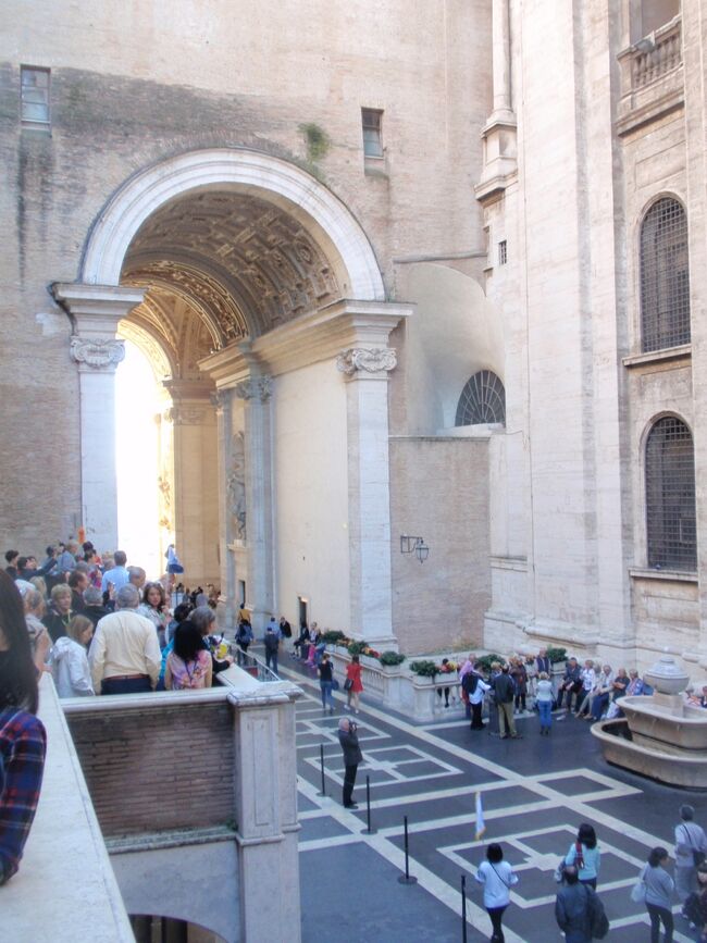 これから、シスチーナ礼拝堂（礼拝堂内は撮影禁止。）を出て、サン・ピエトロ大聖堂にはいります。