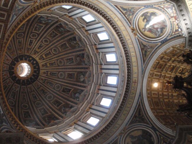 クーポラ。ミケランジェロの設計による巨大なドーム。直径約42ｍ、高さ120ｍ。ドームを支える支柱直上に、４福音史家（マタイ、マルコ、ルカ、ヨハネ）が象徴する動物とともに描かれている。