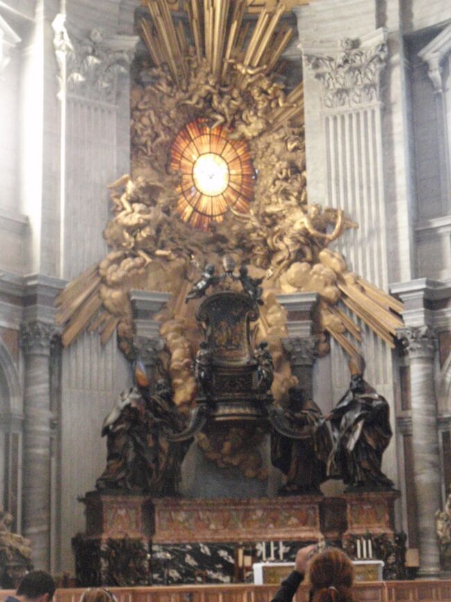 ベル二ー二作。 「栄光の司教座」<br />＊巨大な聖遺物器。<br />＊この煌びやかな作品で大聖堂の装飾を完結させた。そして教皇の優位性を歌い上げた。中央の輝く光部はステンドグラス。