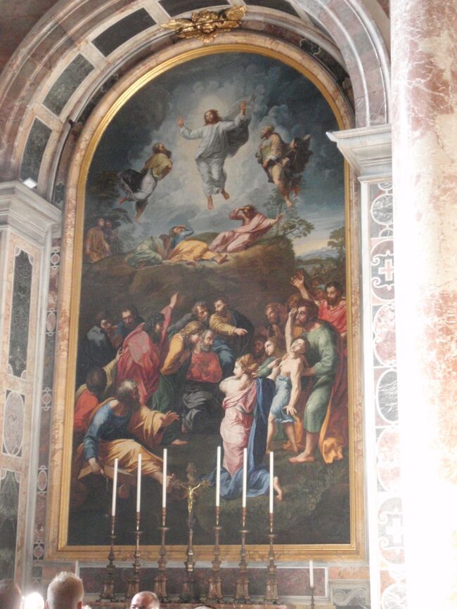 ラファエロ1518ー20 「キリストの変容」ヴァチカン、サン・ピエトロ大聖堂<br />＊悪霊に取り憑かれた少年を治してもらうために、イエスの弟子たちの元へ連れてきた父親。弟子たちは治癒できず、イエスから信仰の薄いものよと諭される。<br />＊上下二つに分かれた場面が、時間の経過をしめす。