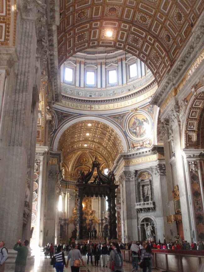 クーポラと天蓋とローマの大空間。<br />巨大な空間は色大理石など高価な材料で仕上げられている