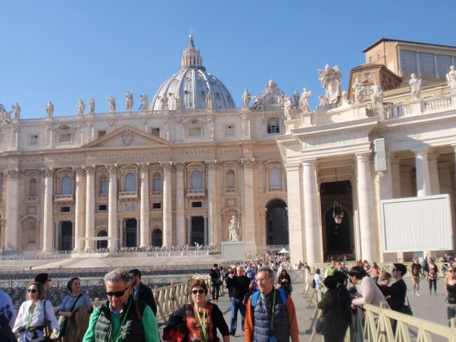 ジャン・ロレンツオ・ベルニーニ1656ー67 「サン・ピエトロ広場」<br />写真:サンピエトロ使徒座聖堂の正面。中央部分が4本のコリント式オーダーの円柱によって支えられたペディメントを持つ古代神殿風デザインである。<br />＊カトリック総本山であるサン・ピエトロ大聖堂の前に広がる広場、長径340m、短形240mの楕円形。ここには多くの巡礼者や観光客が集まる。