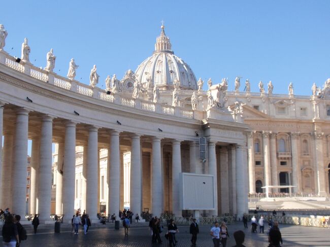 聖堂前広場に面した列柱<br />＊ベルニーニの設計による。大聖堂前の空間に巨大な2層のコロネードに囲まれた広場を作った。この広場は信者を迎え入れる母なる教会の手をしめしている。サン・ピエトロ大聖堂はキリスト教世界の中心としての教皇庁の威厳と権威をアピールする一大モニュメントに変貌した。<br />