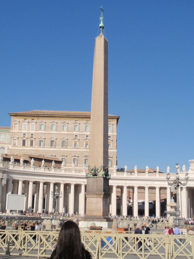 列柱の回廊とオベリスク。