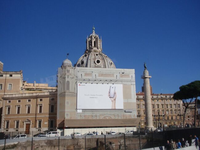 ローマ法王スピーチをスクリーン映す予定がある。広場には座席がびっしり準備されてます。