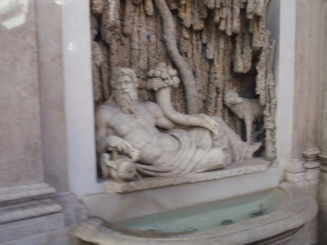 トレビの泉に立寄る途中の交差点で見かけた彫刻。