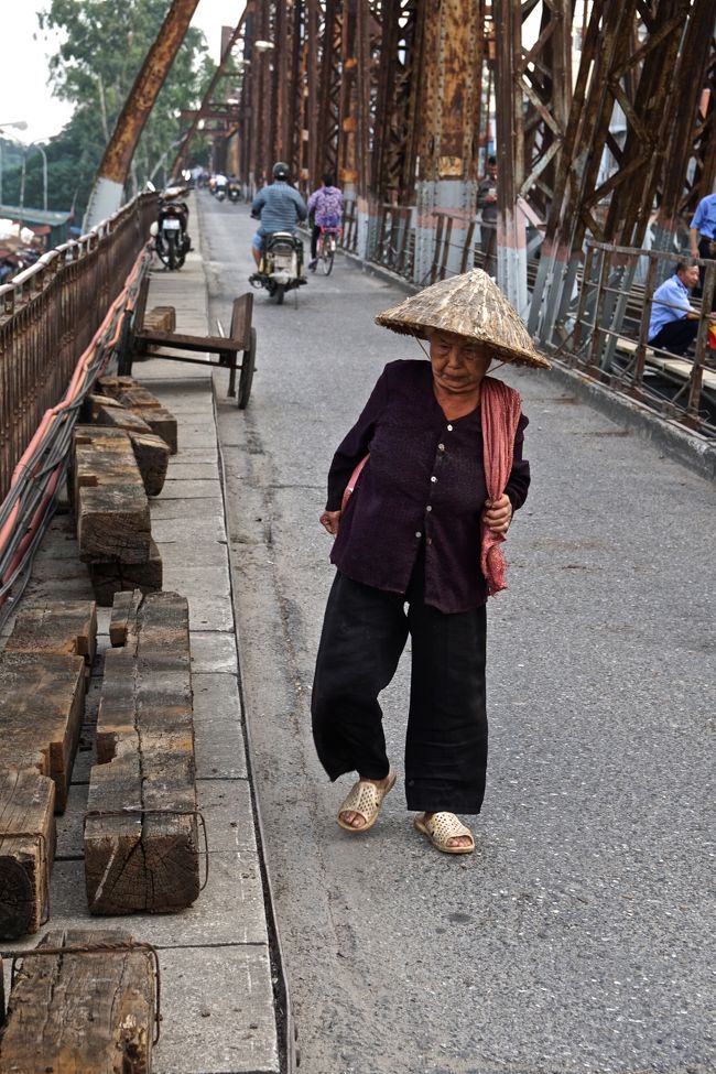 狭い歩道には物が置いてあり<br />バイクをよけて車道を歩くしかない<br />おばちゃんは<br />アッと言う間に歩いて行ってしまう