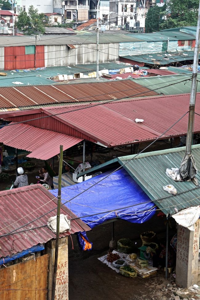 橋下の入り口近くは<br />マーケットらしき店が