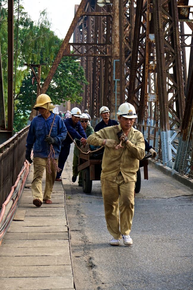 補修工事の人達が前から歩いて来た<br />と思ったら