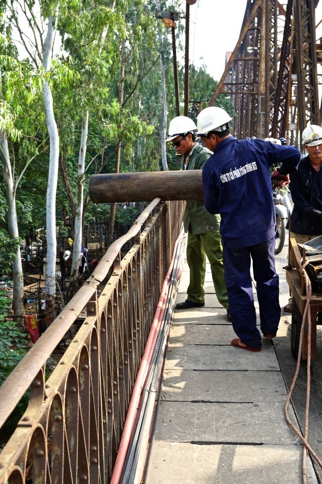 いきなり大きな<br />ガスボンベを何本も下に落とた