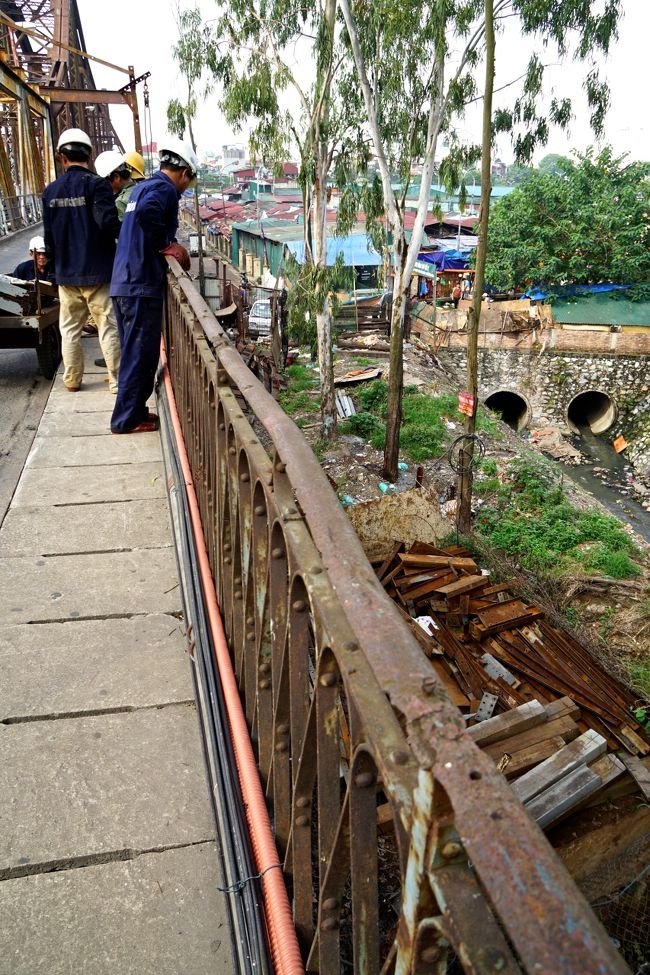 が。。。<br />頑張って手すりをつかみながら前に進んで歩いた。。。。。<br />手すりは錆錆です　曲がっているし手は錆色に<br />歩道は薄いコンクリートブロックがエッジに引っかかっているだけ<br />時折、、、欠けていたり、ひび割れがあり<br />下が丸見えです。。。<br />