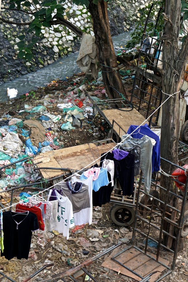 下の景色は綺麗ではありません<br />ゴミ散乱の中 洗濯物<br />暑いから臭って来そうだ<br />これが大都会ハノイかぁ。。。。。<br />いけないもの見てしまったなぁ。