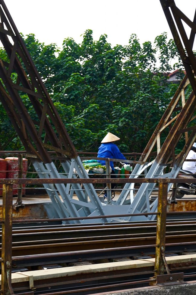 反対方向ではチャリンコで通過する人も<br />時折、モーターバイクを逆走する人も見た