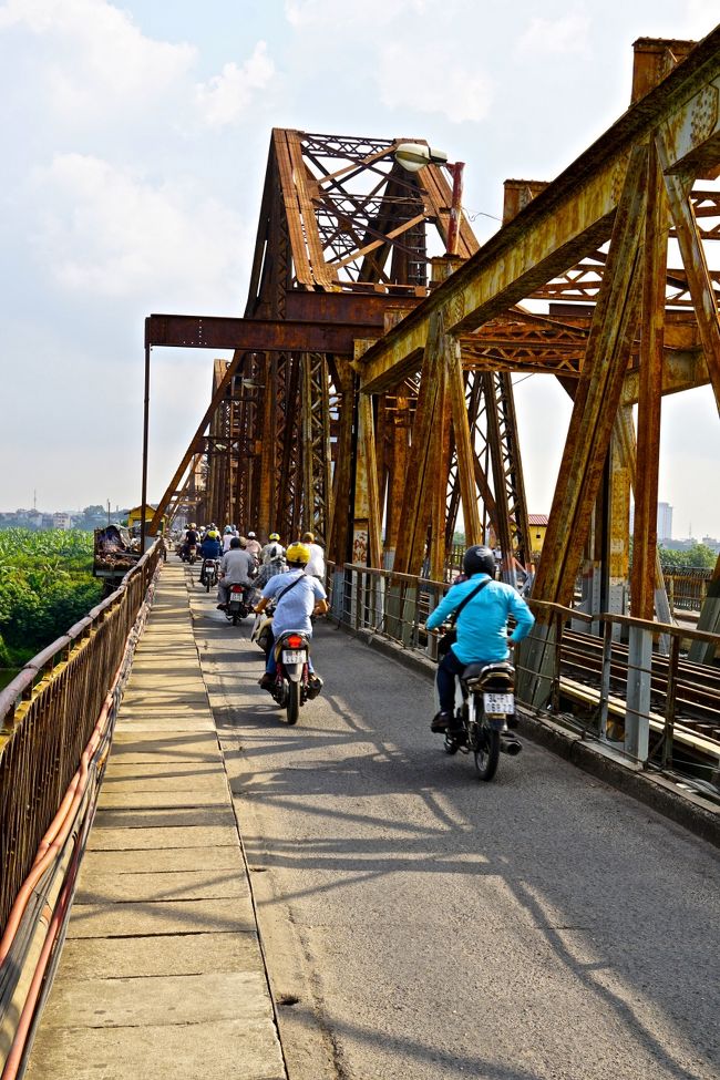 ははははは、、、<br />なぜか、、恐ろしくなると笑いたくなる<br />実はこの先 少し広い場所に女子のバイクが停車して<br />電話をしていたので、、、お願いして橋の終わりまで<br />乗せてもらった。（ホッ）<br />お金を彼女に渡そうとしましたが’いらないよ〜と<br />立ち去ってしまった。Cam on~