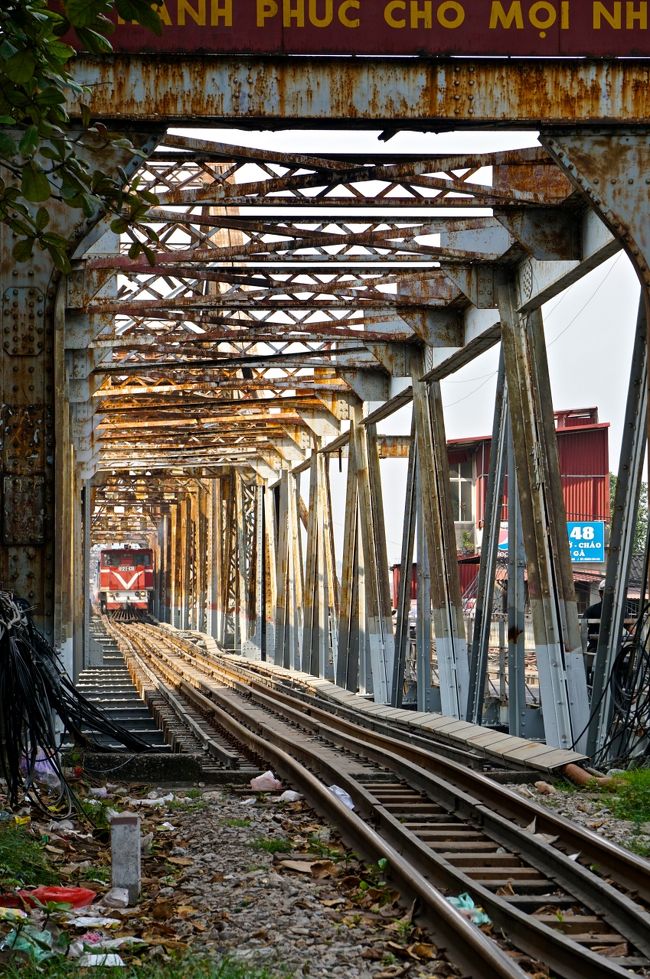 橋の終わりで降りたら<br />今度は戻らなくては。。。<br />線路を渡り向こうに行こうとしたら前から<br />電車が、、、ブッブーと汽笛が
