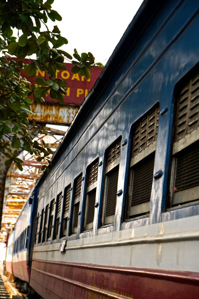 こんなにすれすれで電車が通過<br />