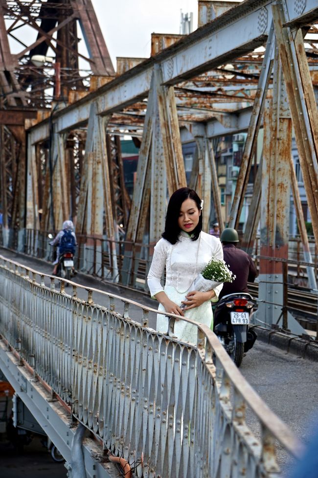 広い通りをビビりながら渡りロンビエン橋 到着<br />パリのエッフェル塔を設計したギュスターヴ・エッフェルの設計<br />との説がある。。と”地球の歩き方”に載っていた<br />ヴェトナム戦争のとき何度も爆撃を受け現在も補修工事中<br /><br />さぁ歩いてみよう<br />ここでも結婚記念写真を撮っていた<br />この場所のチョイスは最高だ