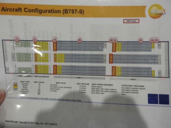 飛行機後方の座席は出るのに時間がかかるので敬遠する方もいらっしゃいますが、子連れにはもってこいです。<br />前の座席の方に迷惑にならないように全力で徹せられるからです。<br />後ろはすぐトイレだし、リクライニングも余裕。<br />また３ー４ー３の座席から逃れたく、２人座席で空間的に余裕があり、なおかつ子供２人とも窓側に座らせるには、絶対に一番後ろの黄色い座席が欲しかったのです。<br />窓側争奪戦が子供たちの間で始まったら、考えただけでも恐怖な私。<br /><br />追加料金1500円×４＝6000円(税込、カウンター手数料なし)