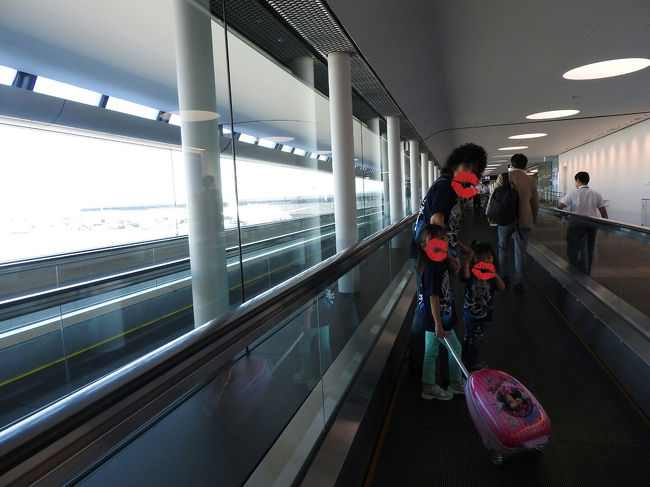 サテライトを通って行きます。<br />８６番だったかな？とにかくいちば〜ん端ッこですが、第３ターミナルではないのです。<br />私としては、第３ターミナル行ってみたかった!!