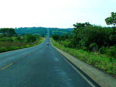 最寄りの空港:ミナスジェライス州にあるウベランジア(Uberlandia )空港に、サンパウロから約1時間25分で到着。

コンゴーニャス空港発JJ3242 6:30 ー 7:53 TAM航空の国内線で移動。片道448レアル(約15,000円)ナリ。

余談ですが……今年度に入り、この数ヶ月でブラジル通貨レアルが大暴落し、現時点では、その価値は対USドルで、昨年の二分の一にまで下がっており、外貨を頂く我々外国人にとっては、非常に生活が楽になっております。