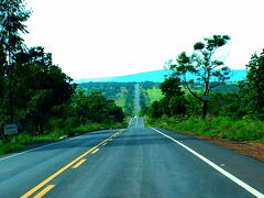 空港で友人がレンタカーを借りて待っていてくれました。空港から目的地のリオ・ケンテ(ヒオ・ケンテ)までは、一路、片道約3時間。