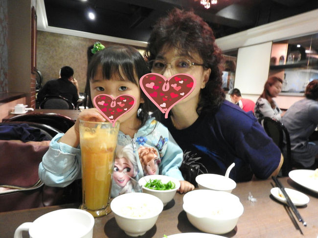 ミックスジュース、大きすぎる！<br />食べきれなかった分は、お弁当箱に入れてもらいました。