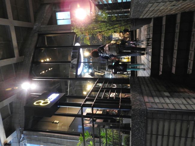 マンゴーかき氷で有名な思慕昔を左に曲がったとこにあるアイスやさんへ。