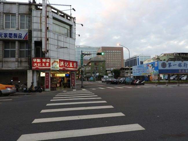 ２日目の朝。<br />５時くらいから次女が起き出し「ママ〜、つまんなーい！起きてよ〜」と言うので、朝のお散歩に出掛けました。<br />今日は強制市内観光の日。<br />ホテルピックアップは８時３０分。