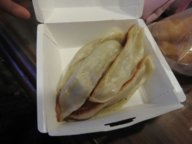 まだ寝ている長女に大好物のギョウザのお土産