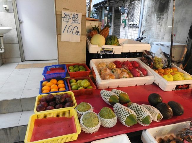 横断歩道を渡ってすぐの朝市。<br />ホテルの裏側に位置します。<br />パッションフルーツを売っているのを見たのはここだけでした。