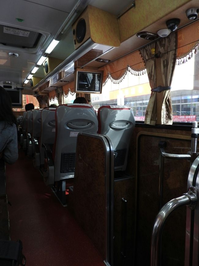 市内観光出発!!<br />入口が２ヶ所あり、バス中央付近の階段をのぼるとすぐの座席に座りました。