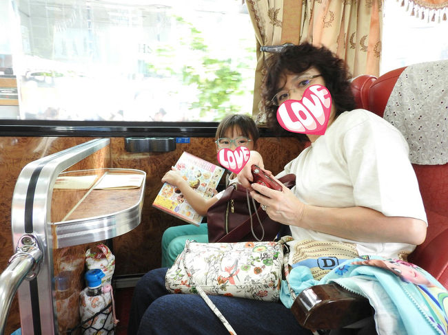 小さくてもすごく便利なテーブルは、この席にしかついてません。<br />私たちは２番目に乗ったグループなので空いていましたが、この日はほぼ満席で運行しました。