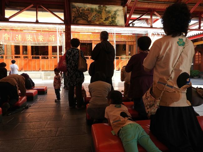 四方八方に向かって祈る。